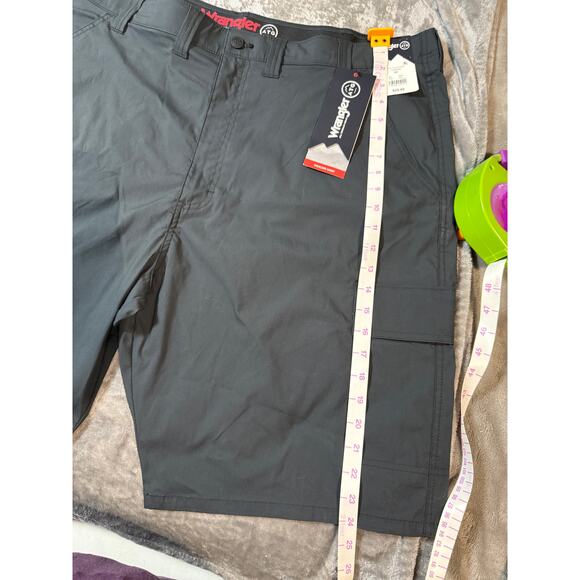 NWT Wrangler ATG All Terrain Gear Performance Shorts Mens Dark Grey Size 44‎ - Picture 9 of 10